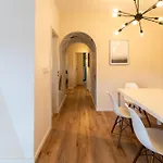 Apartament 3-zimmer-rueckzugsort Mit Panoramabalkon In Bestlage